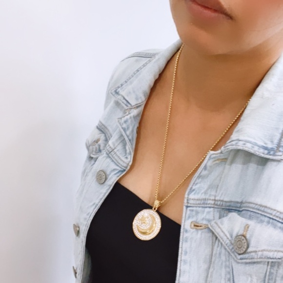 Gold crystal round star moon necklace. - Picture 5 of 5